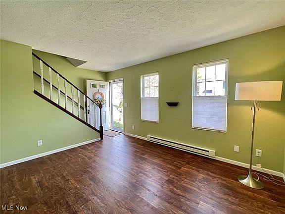 4th image of 404 E Barrington Dr