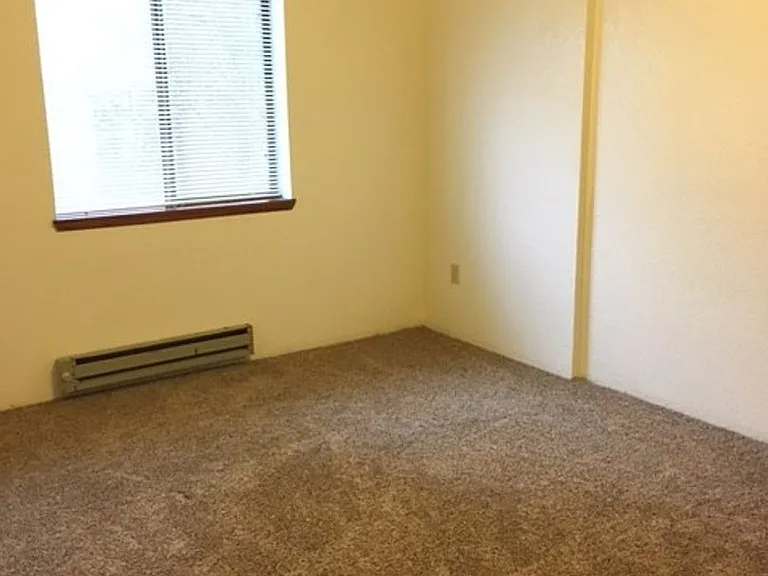 Hilltop Court Apartments — Photo 6