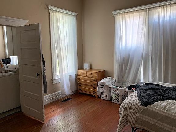 4th image of 216 E Sutton St
