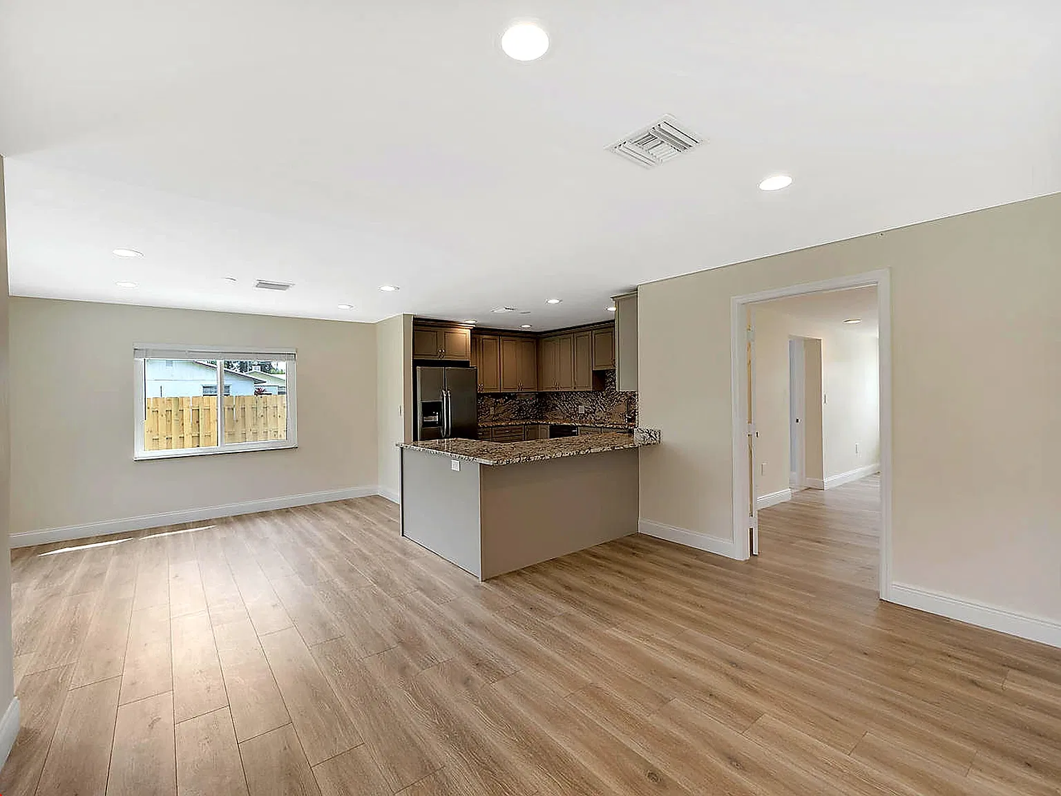 4 bed, 1.5 bath, 1701 sqft, $3,900 — Photo 3