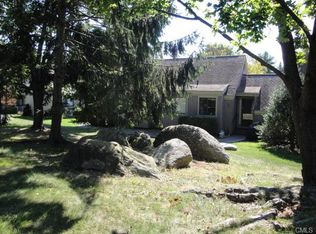 607 Cherokee Ln, Stratford, CT 06614