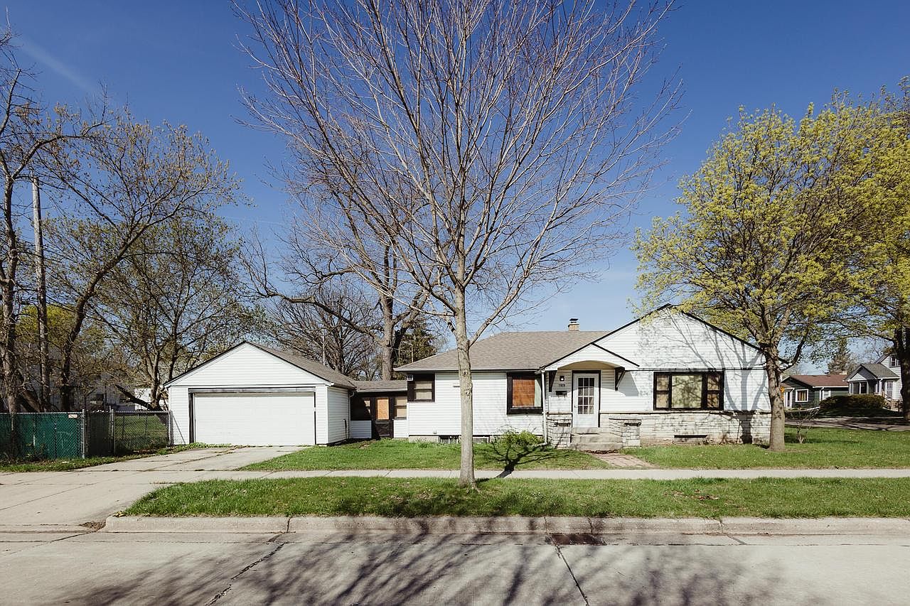 5879 North 29th STREET, Milwaukee, WI 53209 | Zillow