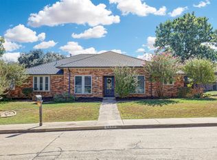 1910 Middle Glen Dr, Carrollton, TX 75007