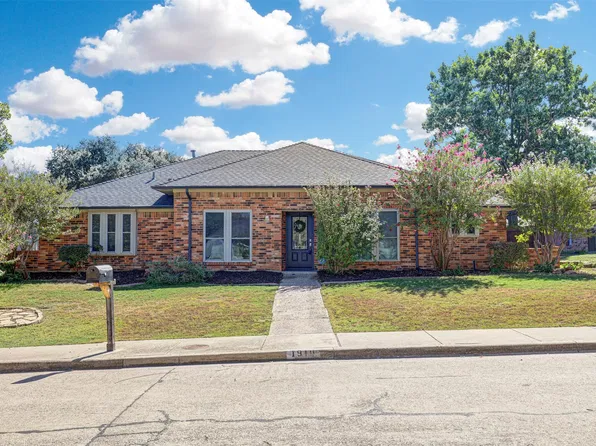 1910 Middle Glen Dr, Carrollton, TX 75007