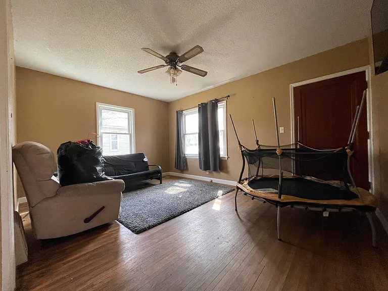 817 Main St S — Photo 1