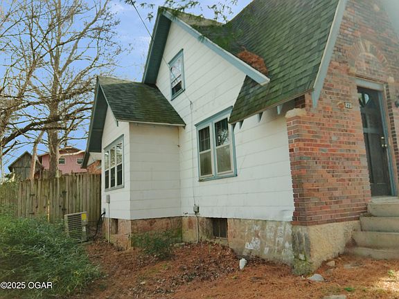 2nd image of 823 Hearrell St
