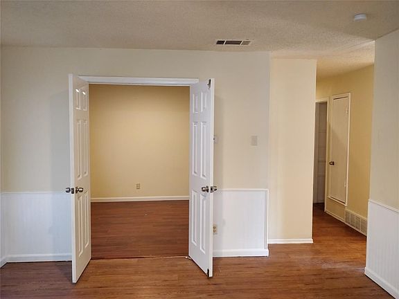 4th image of 2413 Royal Dr