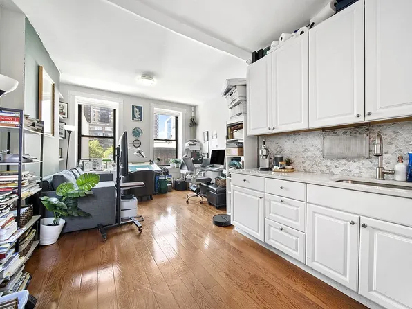 349 W 44th St APT 5FE, New York, NY 10036