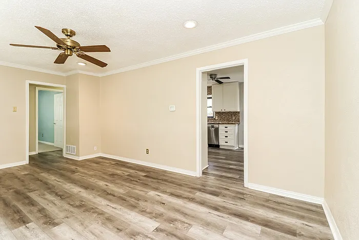 3 bed, 2.0 bath, 1294 sqft, $2,095 — Photo 2