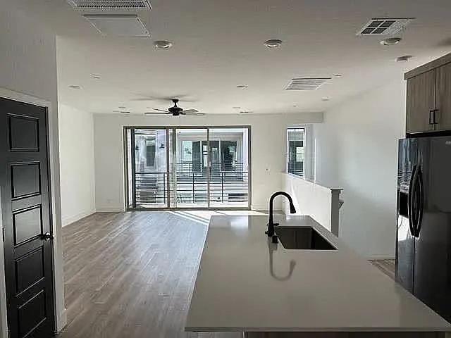 412 W Balsam Ln — Photo 2