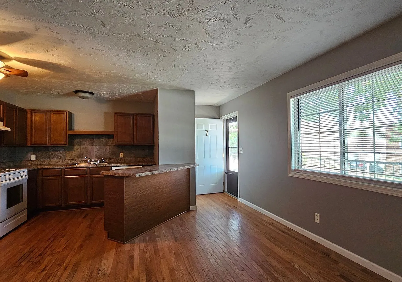 University Row Apartments — Photo 4
