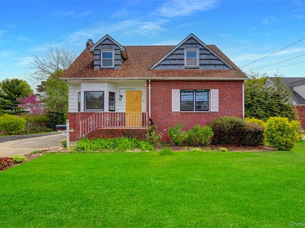 1707 N Gardiner Drive, Bay Shore, NY 11706