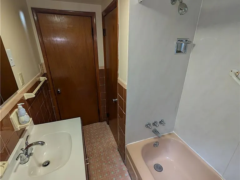 943 Moravia St — Photo 18