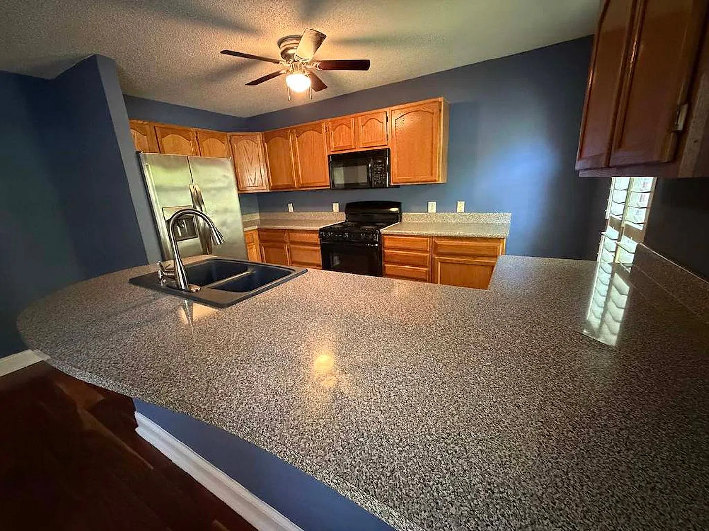 Farragut...4 Bedroom+Bonus/4 Bath Basement Rancher With Partially Furnished In-Law Suite!! — Photo 4