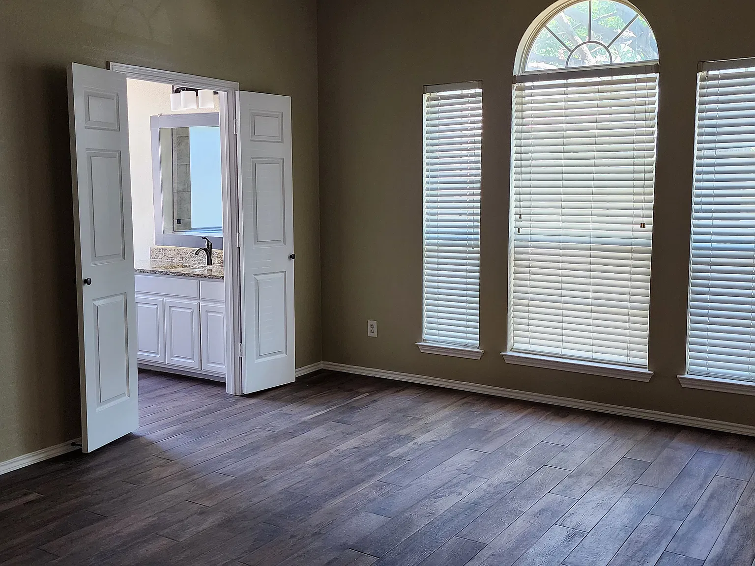 4 bed, 2000 sqft, $2,595 — Photo 2