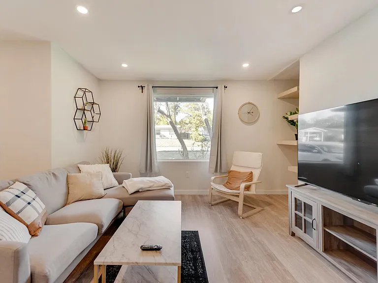 11828 Oberlin Dr — Photo 6
