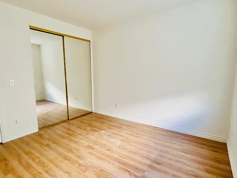 4742 Elmwood Ave #C — Photo 11