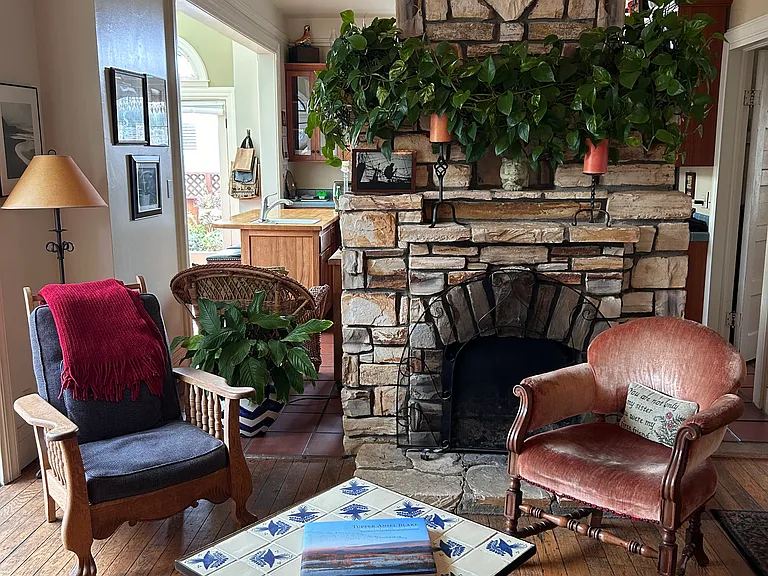 Sitting room with fireplace