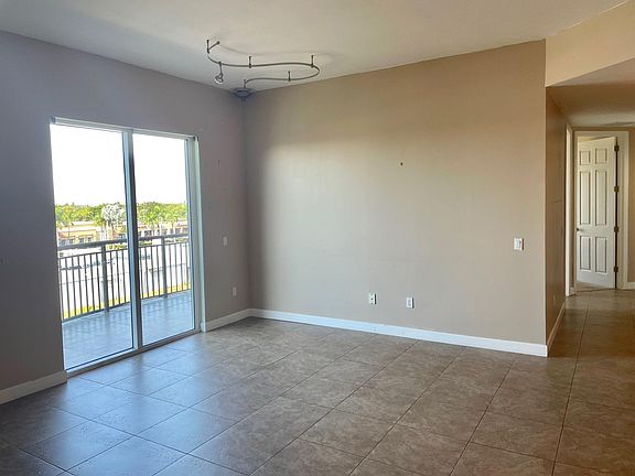 3rd image of 2617 NE 14th Avenue #406