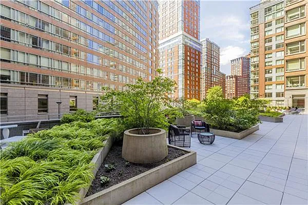 Rented by R New York | media 33