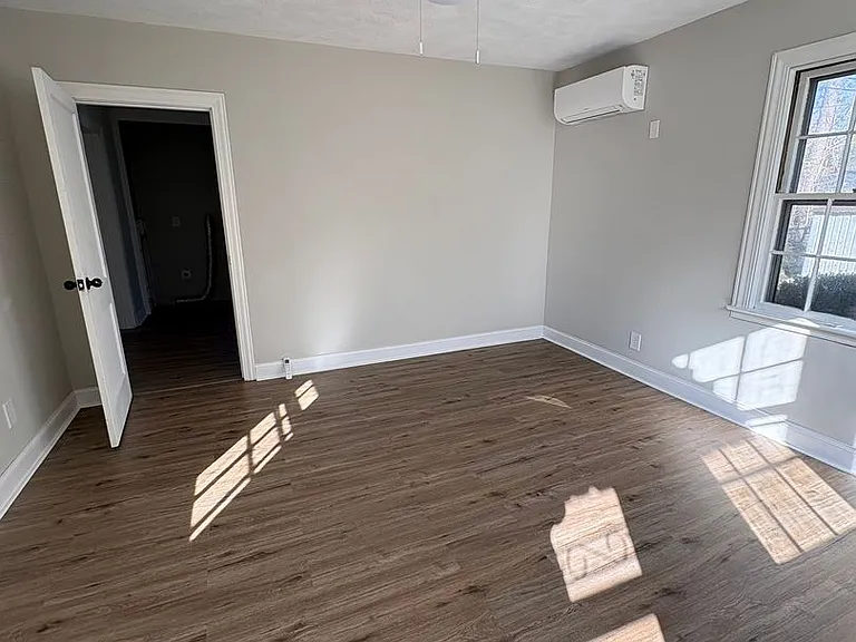 3 bedroom 3 bath in Spartanburg with Lots of Space Workshop in the garage!! — Photo 3
