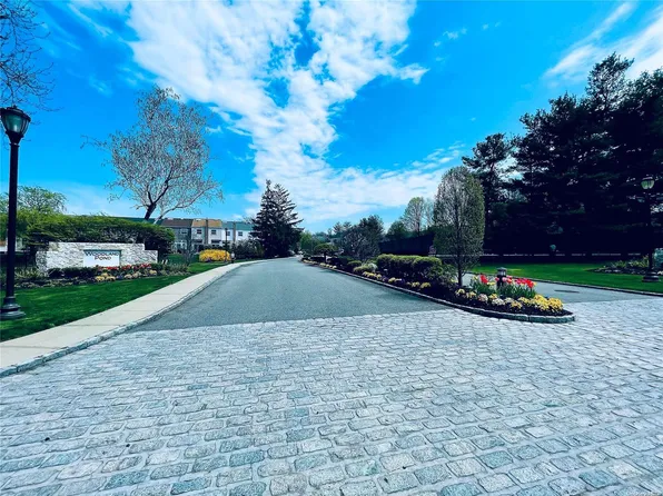10 Clubhouse Court #10, Woodbury, NY 11797