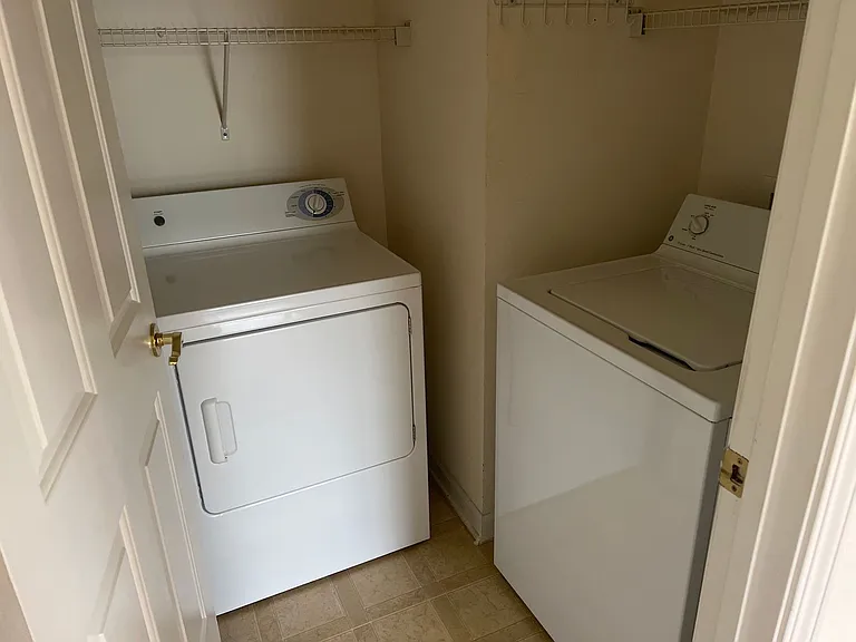 281 Connemara Dr #E — Photo 8