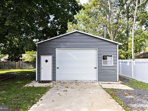 3rd image of 207 W Elm Ave