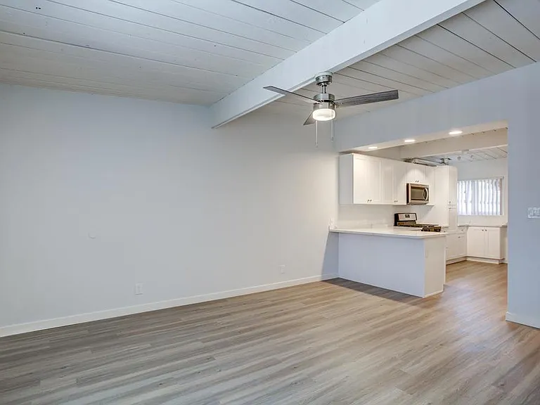 956 W 10th Ave — Photo 3