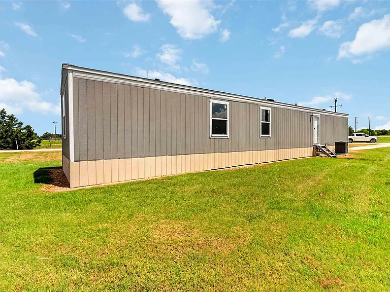 5670 E Highway 290 — Photo 18