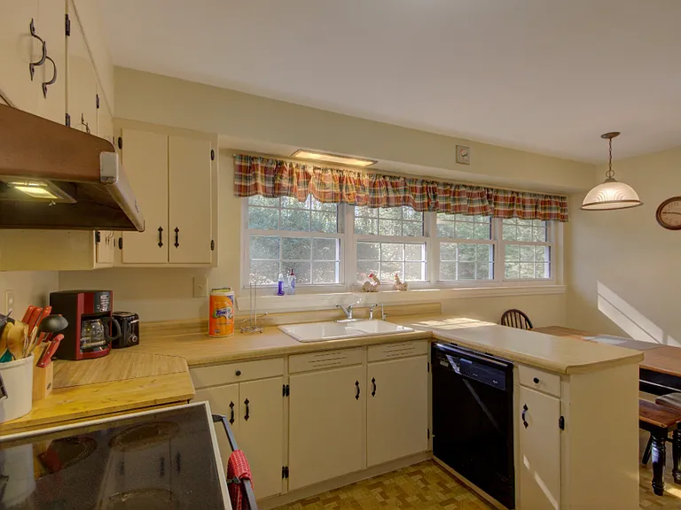 63 Montview Cir — Photo 8