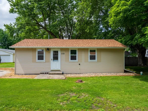 112 NW Adams St, Hopedale, IL 61747
