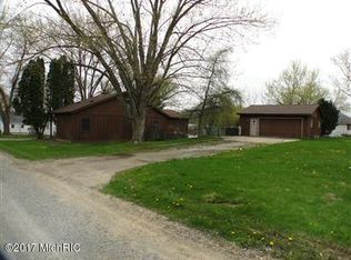 1284 Pearl St, Buchanan, MI 49107