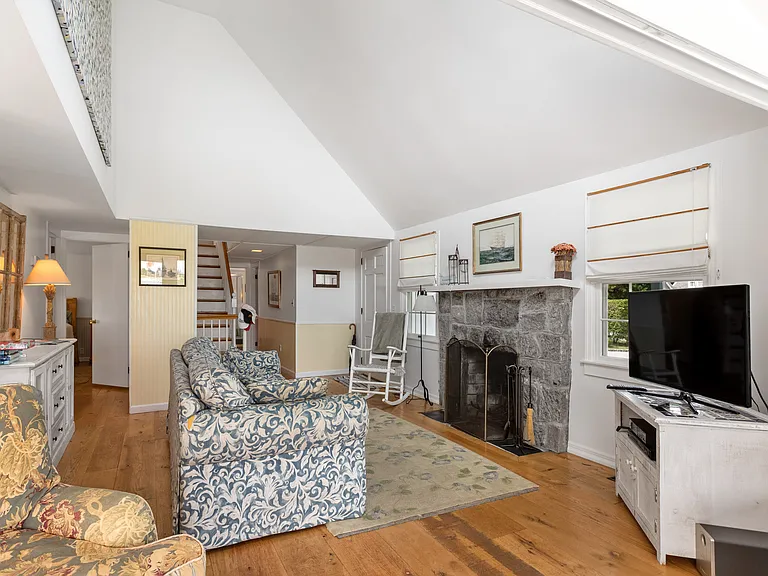 81 Scotts Landing Rd — Photo 9