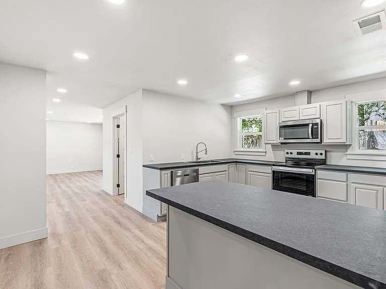 305 W 8th St — Photo 12
