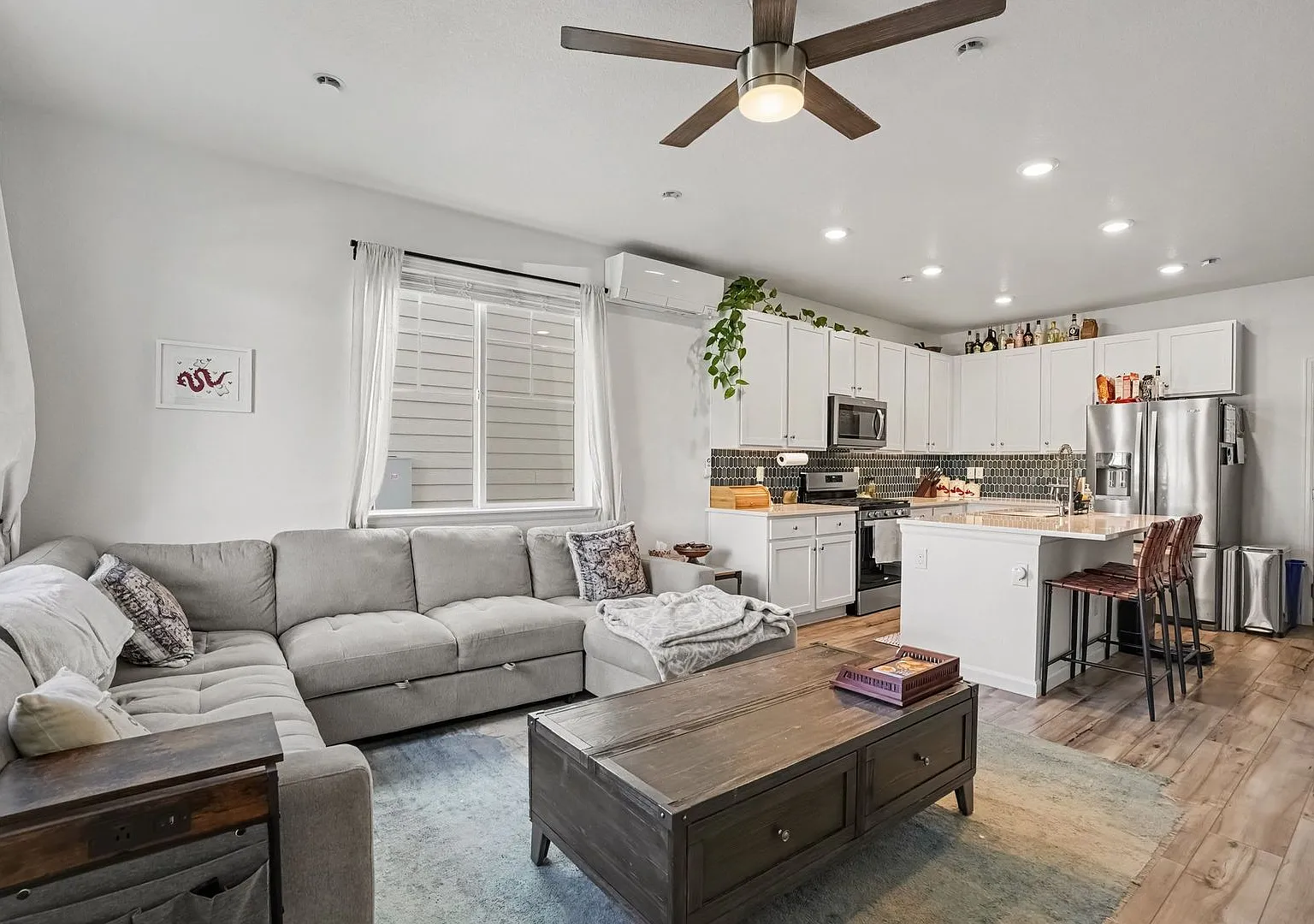 Gorgeous 3 bed 2.5 bath Home Available in Parker! — Photo 1
