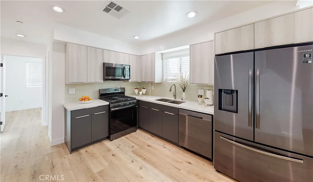 4 bed, 1636 sqft, $4,075 — Photo 4