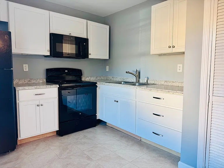 630 Middle St — Photo 2