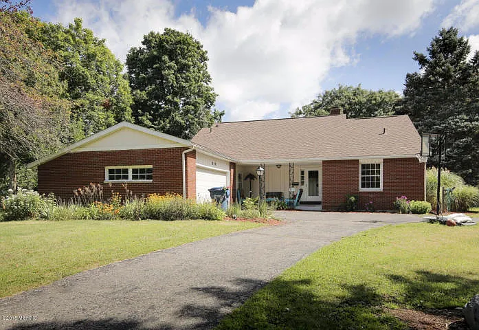 828 Boswell Ln photo 1