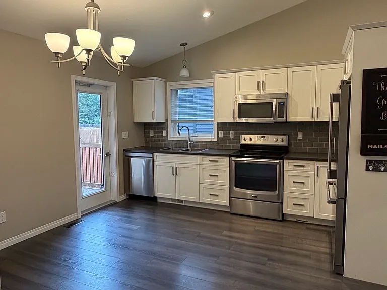 146 Palliser Ct — Photo 28