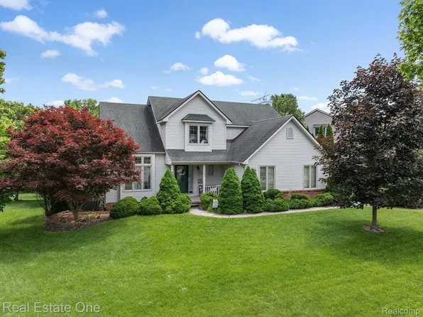 1058 Peppergrove Dr, Brighton, MI 48116