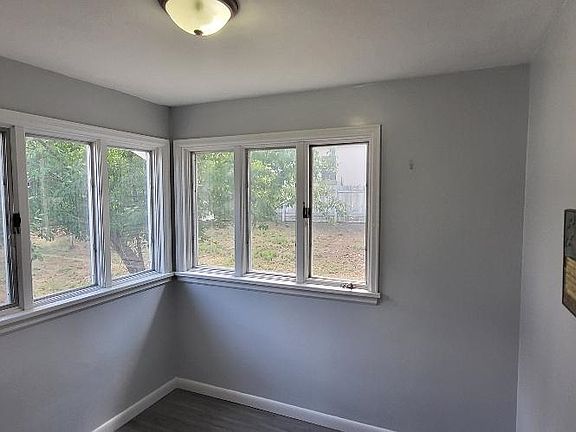 4th image of 222 E Maple St