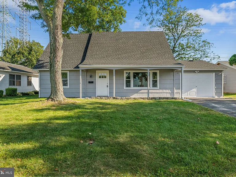 12 Holbrook Ln — Photo 2