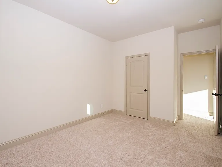 939 Whitehall Dr — Photo 8