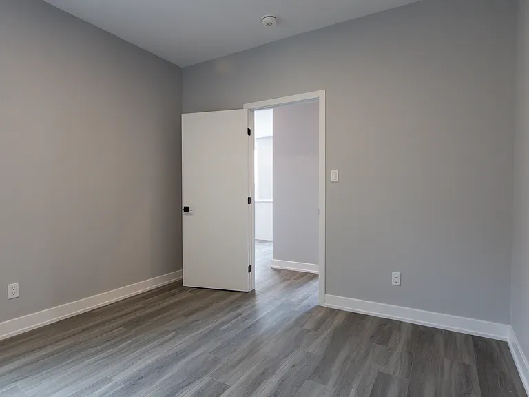 404 Elgin St — Photo 34