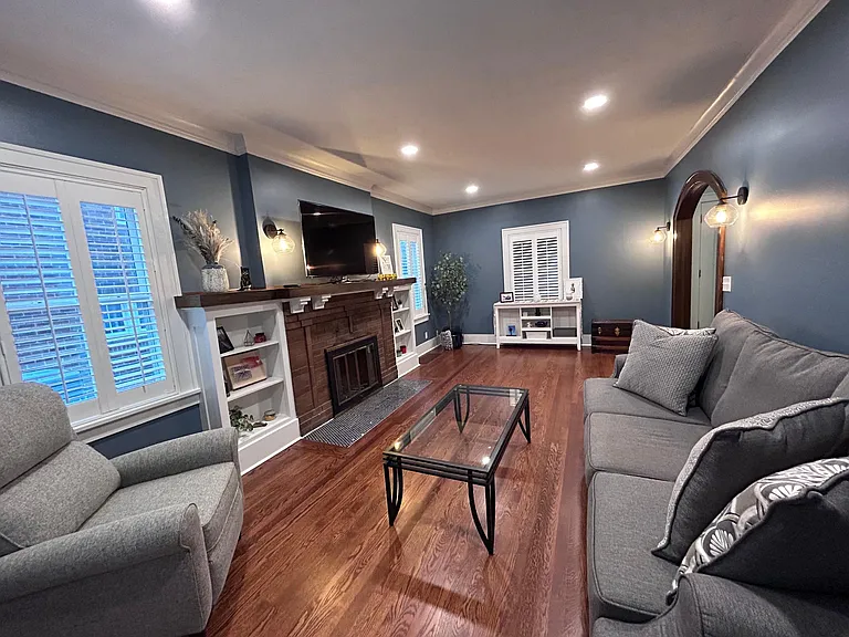 4412 Woolworth Ave — Photo 2
