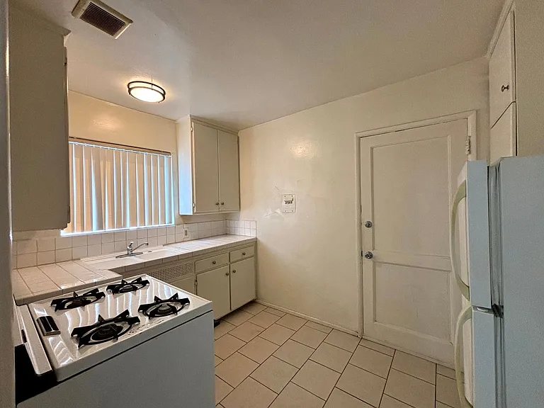 1935 Cloverfield Blvd — Photo 44