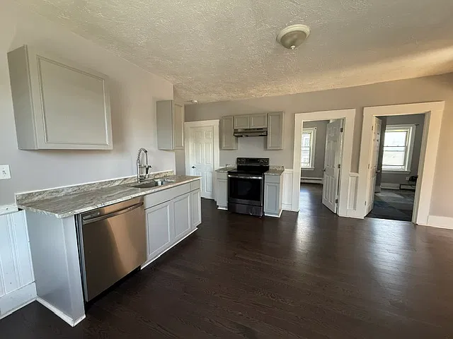 3 bed, 1100 sqft, $2,200 — Photo 4