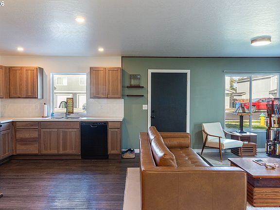 5th image of 1044 NE Emerald Dr