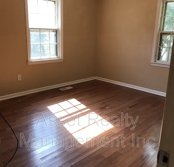 2315 Greenfield Ln — Photo 9